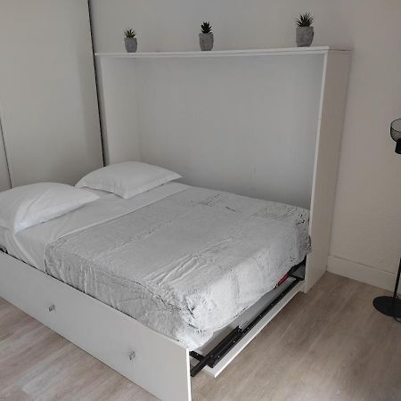 Charmant Studio Lumineux Avec Piscine Frejus Ngoại thất bức ảnh
